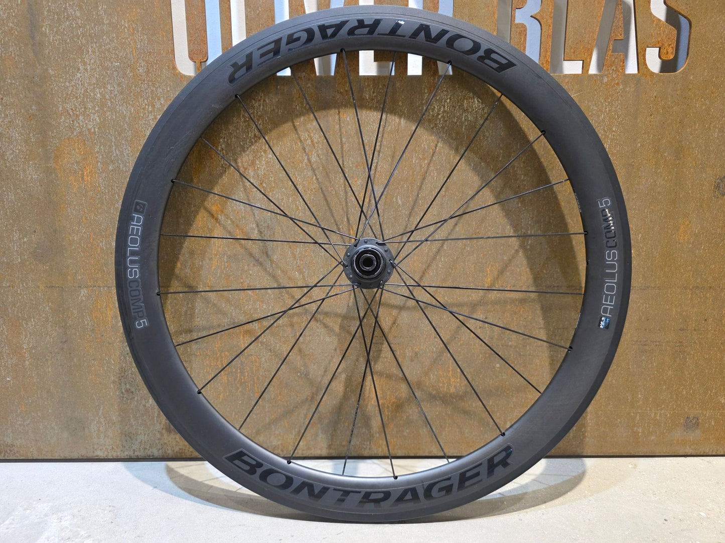 Laufrad/Laufradsatz von Bontrager, BONTRAGER AEOLUS COMP 5 TLR LAUFRADSATZ DISC vor USEDBIKES - OB.DE Hintergrund