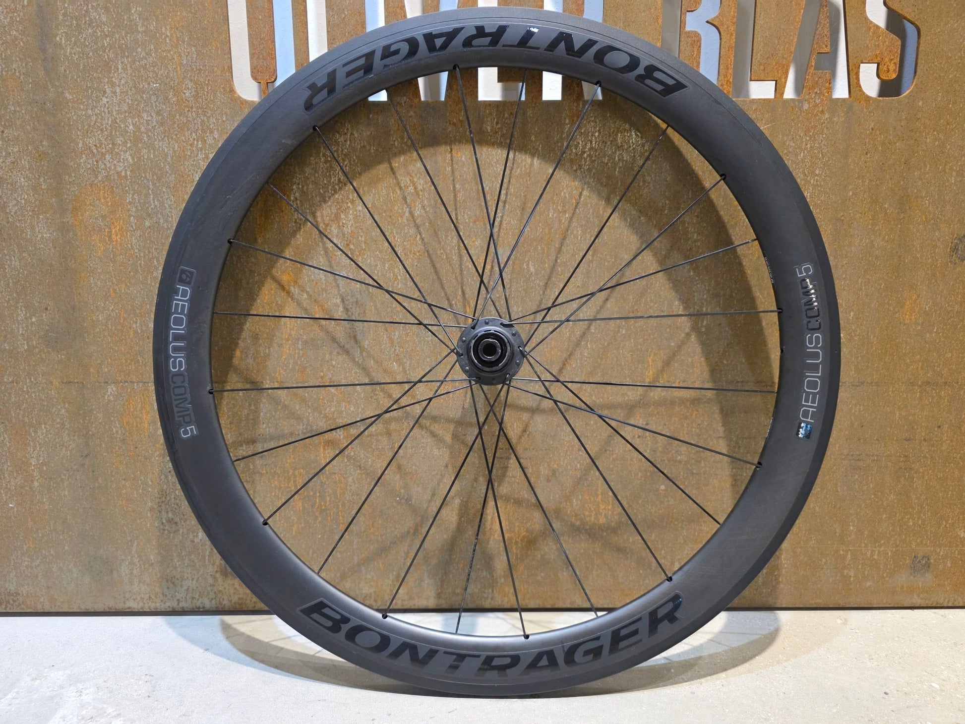 Laufrad/Laufradsatz von Bontrager, BONTRAGER AEOLUS COMP 5 TLR LAUFRADSATZ DISC vor USEDBIKES - OB.DE Hintergrund
