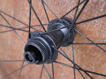 Laufrad/Laufradsatz von Bontrager, BONTRAGER AEOLUS ELITE 35 TLR LAUFRADSATZ DISC vor USEDBIKES - OB.DE Hintergrund