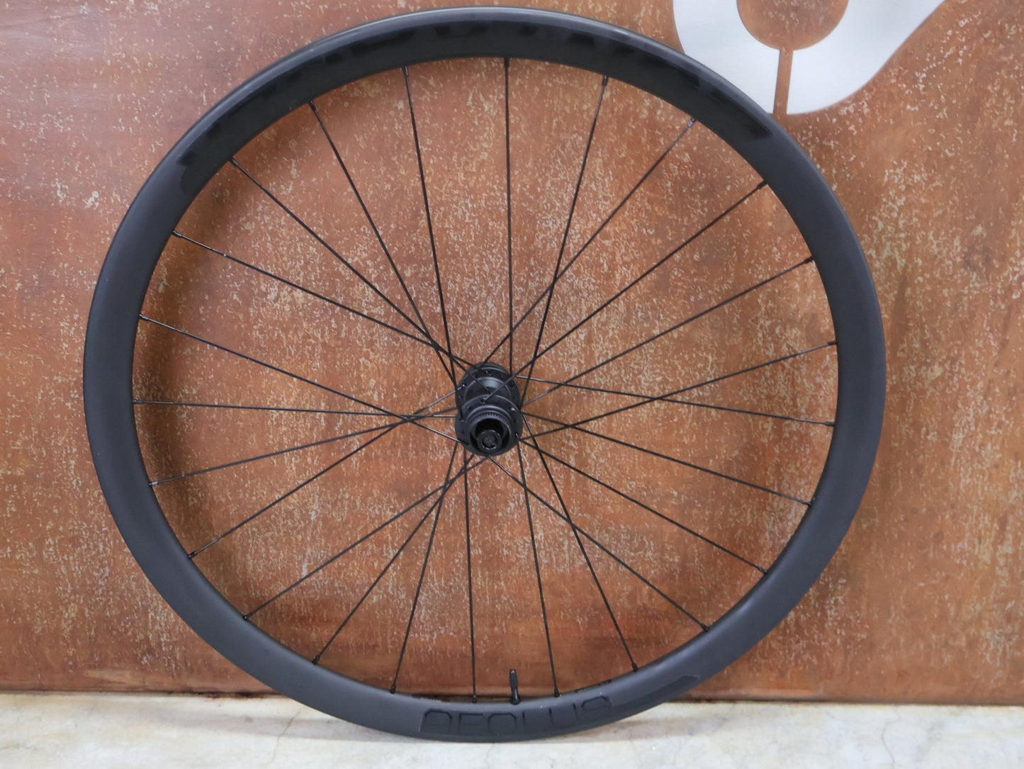 Laufrad/Laufradsatz von Bontrager, BONTRAGER AEOLUS ELITE 35 TLR LAUFRADSATZ DISC vor USEDBIKES - OB.DE Hintergrund