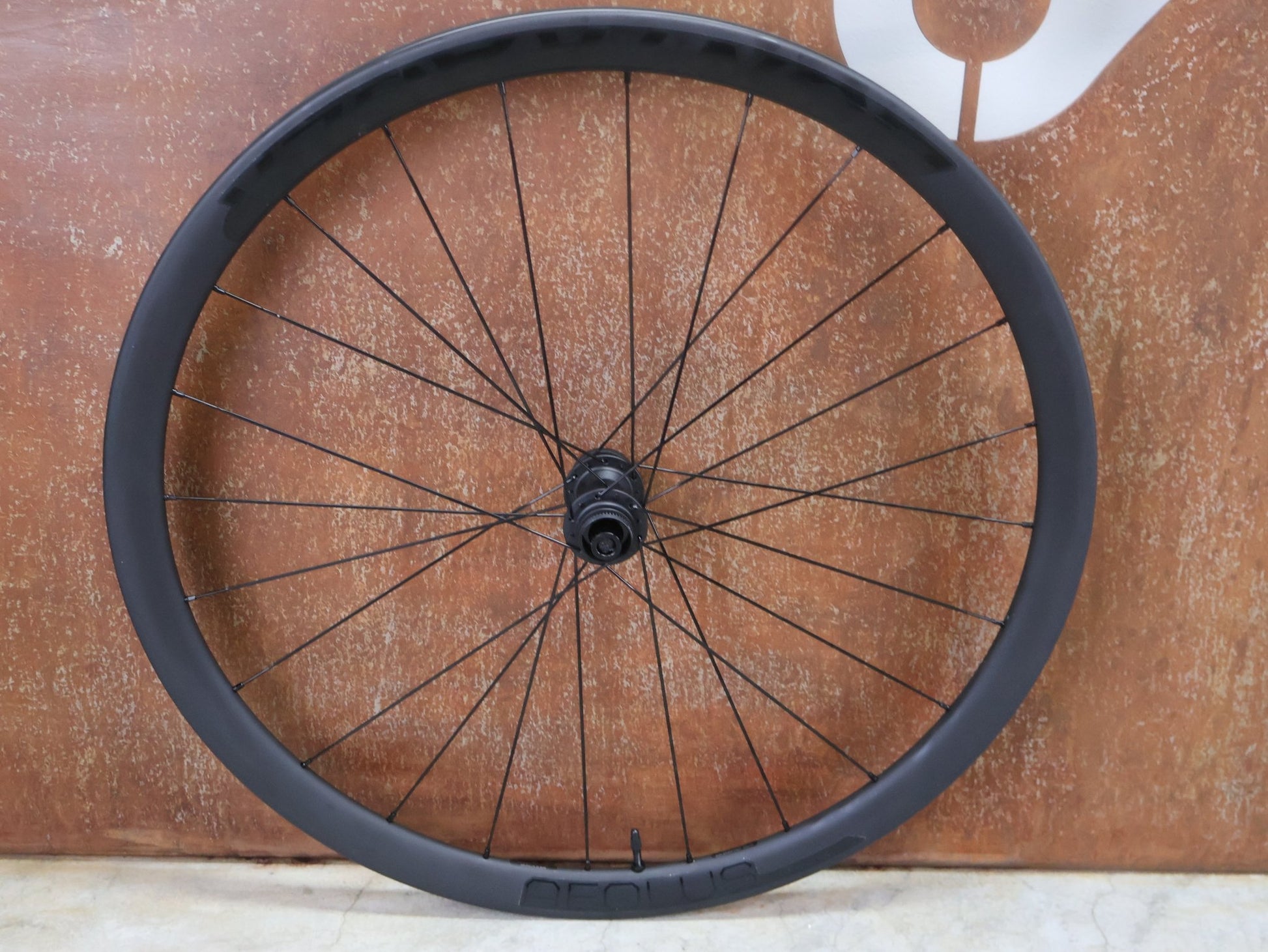 Laufrad/Laufradsatz von Bontrager, BONTRAGER AEOLUS ELITE 35 TLR LAUFRADSATZ DISC vor USEDBIKES - OB.DE Hintergrund