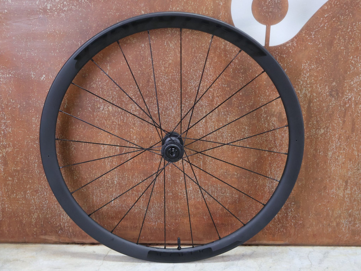 Laufrad/Laufradsatz von Bontrager, BONTRAGER AEOLUS ELITE 35 TLR LAUFRADSATZ DISC vor USEDBIKES - OB.DE Hintergrund