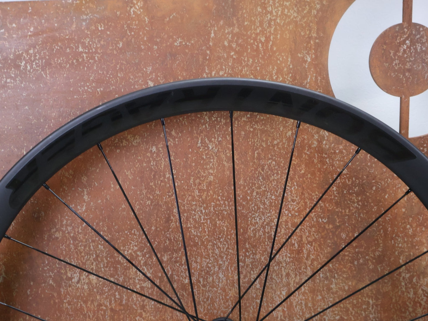 Laufrad/Laufradsatz von Bontrager, BONTRAGER AEOLUS ELITE 35 TLR LAUFRADSATZ DISC vor USEDBIKES - OB.DE Hintergrund