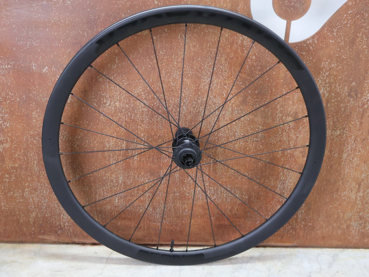 Laufrad/Laufradsatz von Bontrager, BONTRAGER AEOLUS ELITE 35 TLR LAUFRADSATZ DISC vor USEDBIKES - OB.DE Hintergrund