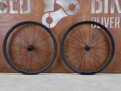 Laufrad/Laufradsatz von Bontrager, BONTRAGER AEOLUS ELITE 35 TLR LAUFRADSATZ DISC vor USEDBIKES - OB.DE Hintergrund