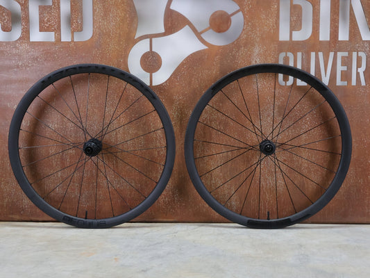 Laufrad/Laufradsatz von Bontrager, BONTRAGER AEOLUS ELITE 35 TLR LAUFRADSATZ DISC vor USEDBIKES - OB.DE Hintergrund