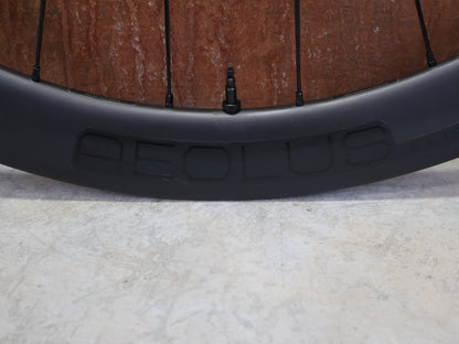 Laufrad/Laufradsatz von Bontrager, BONTRAGER AEOLUS ELITE 50 TLR LAUFRADSATZ DISC vor USEDBIKES - OB.DE Hintergrund