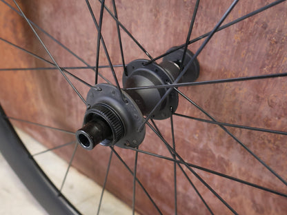 Laufrad/Laufradsatz von Bontrager, BONTRAGER AEOLUS ELITE 50 TLR LAUFRADSATZ DISC vor USEDBIKES - OB.DE Hintergrund