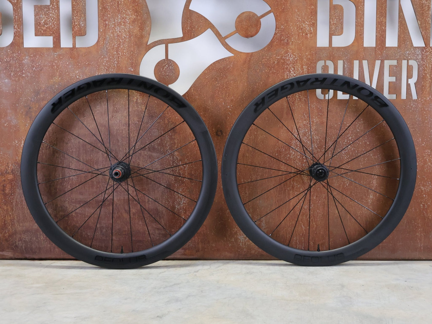 Laufrad/Laufradsatz von Bontrager, BONTRAGER AEOLUS ELITE 50 TLR LAUFRADSATZ DISC vor USEDBIKES - OB.DE Hintergrund