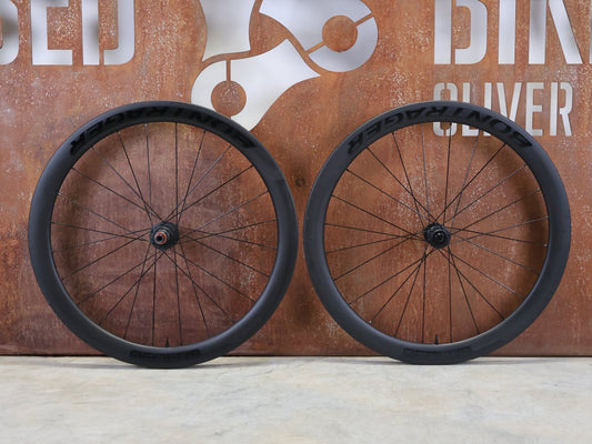 Laufrad/Laufradsatz von Bontrager, BONTRAGER AEOLUS ELITE 50 TLR LAUFRADSATZ DISC vor USEDBIKES - OB.DE Hintergrund