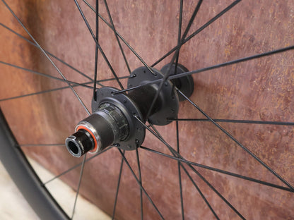 Laufrad/Laufradsatz von Bontrager, BONTRAGER AEOLUS ELITE 50 TLR LAUFRADSATZ DISC vor USEDBIKES - OB.DE Hintergrund