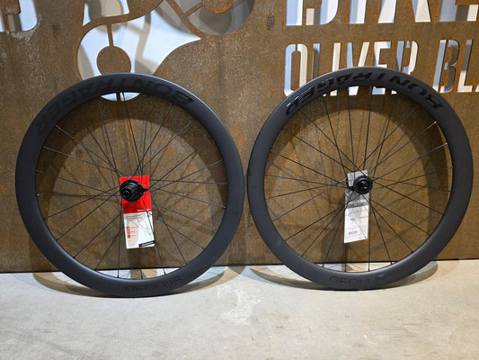 Laufrad/Laufradsatz von Bontrager, BONTRAGER AEOLUS ELITE 50 TLR LAUFRADSATZ DISC vor USEDBIKES - OB.DE Hintergrund