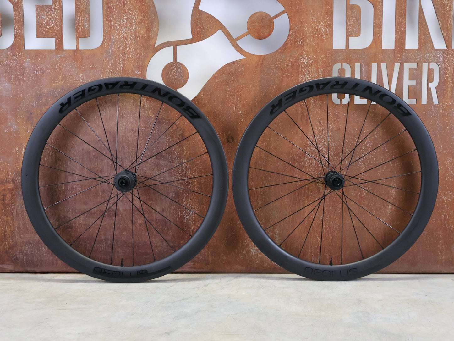 Laufrad/Laufradsatz von Bontrager, BONTRAGER AEOLUS ELITE 50 TLR LAUFRADSATZ DISC vor USEDBIKES - OB.DE Hintergrund