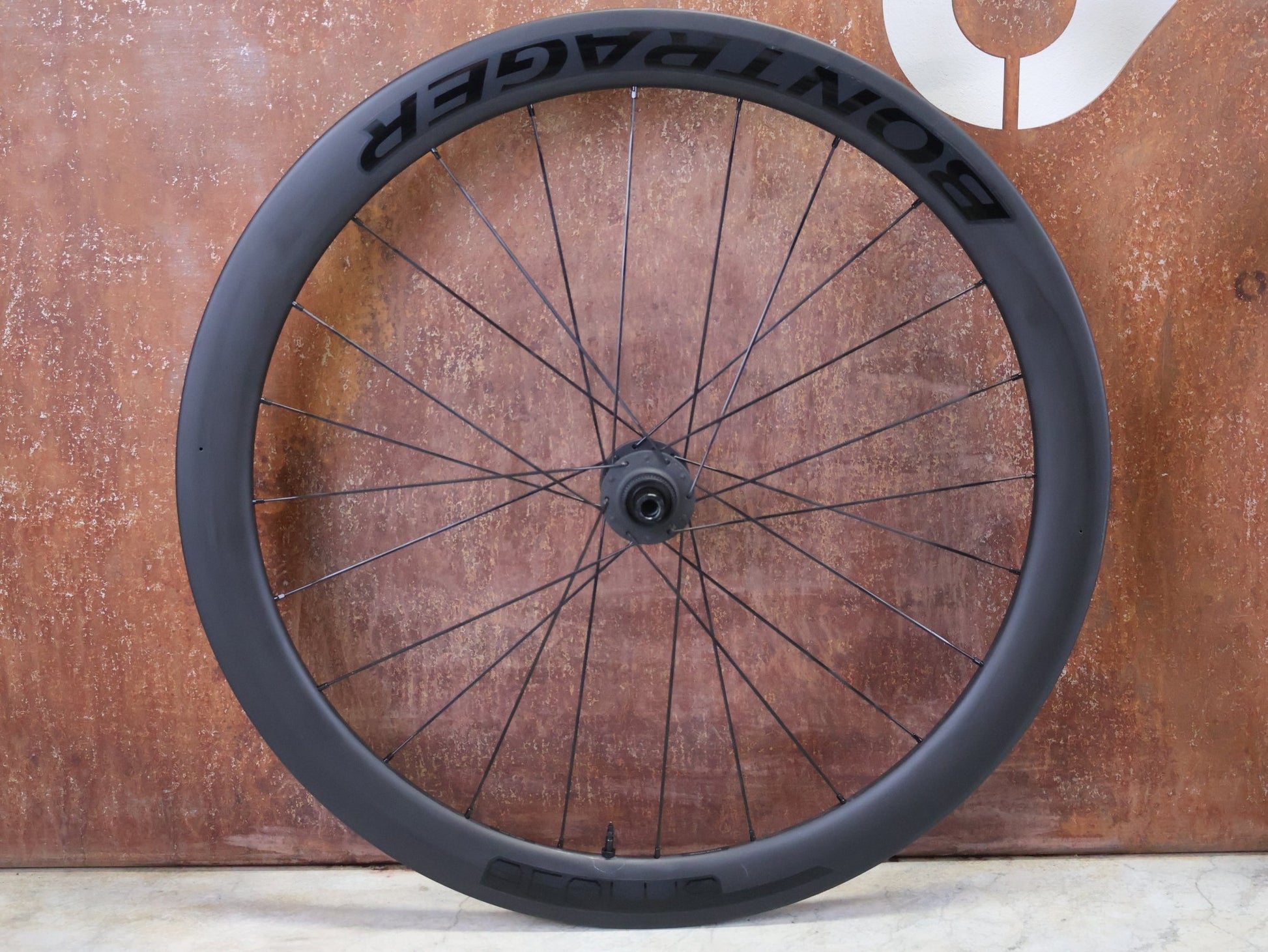 Laufrad/Laufradsatz von Bontrager, BONTRAGER AEOLUS ELITE 50 TLR LAUFRADSATZ DISC vor USEDBIKES - OB.DE Hintergrund