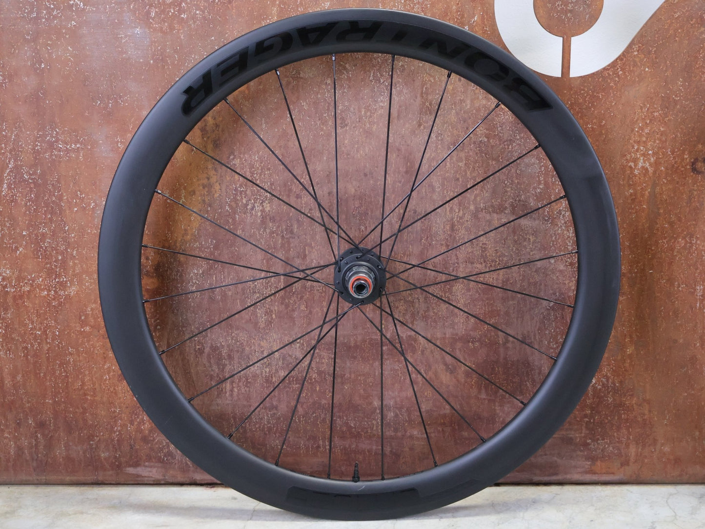 Laufrad/Laufradsatz von Bontrager, BONTRAGER AEOLUS ELITE 50 TLR LAUFRADSATZ DISC vor USEDBIKES - OB.DE Hintergrund