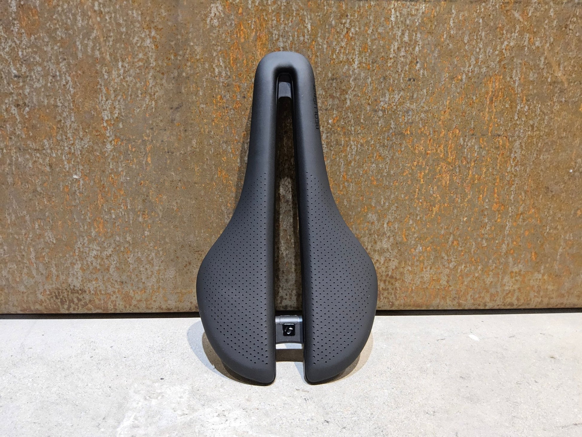 Sattel von Bontrager, BONTRAGER AEOLUS ELITE SATTEL 145MM vor USEDBIKES - OB.DE Hintergrund
