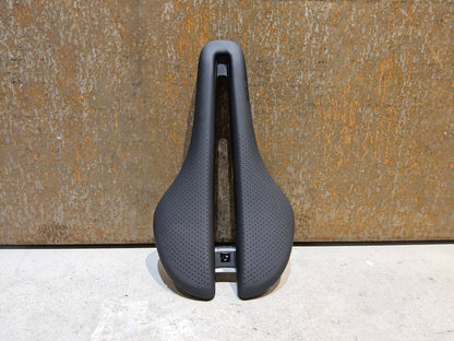Sattel von Bontrager, BONTRAGER AEOLUS ELITE SATTEL 145MM vor USEDBIKES - OB.DE Hintergrund
