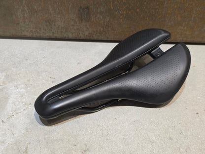 Sattel von Bontrager, BONTRAGER AEOLUS ELITE SATTEL 145MM vor USEDBIKES - OB.DE Hintergrund