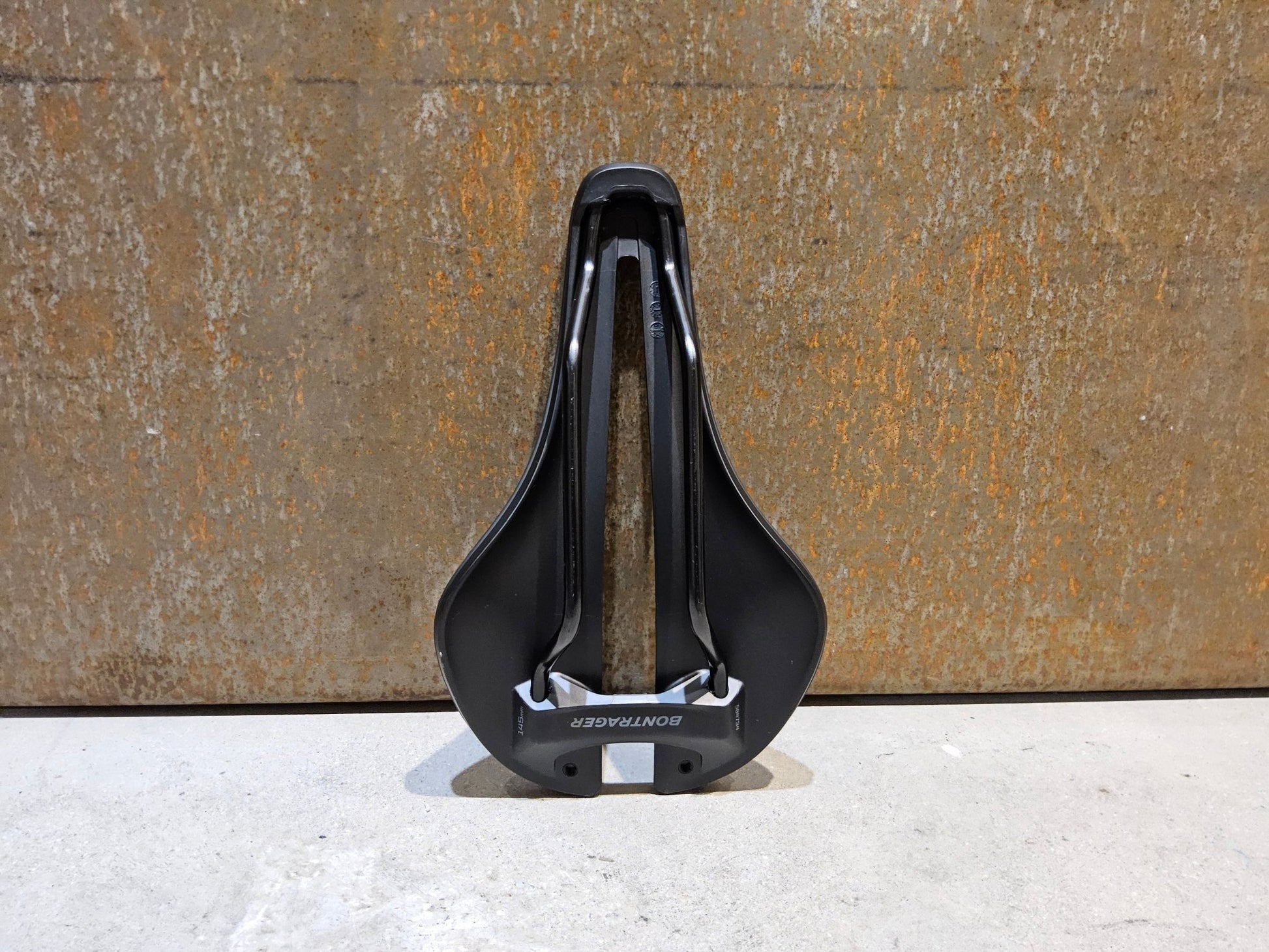 Sattel von Bontrager, BONTRAGER AEOLUS ELITE SATTEL 145MM vor USEDBIKES - OB.DE Hintergrund