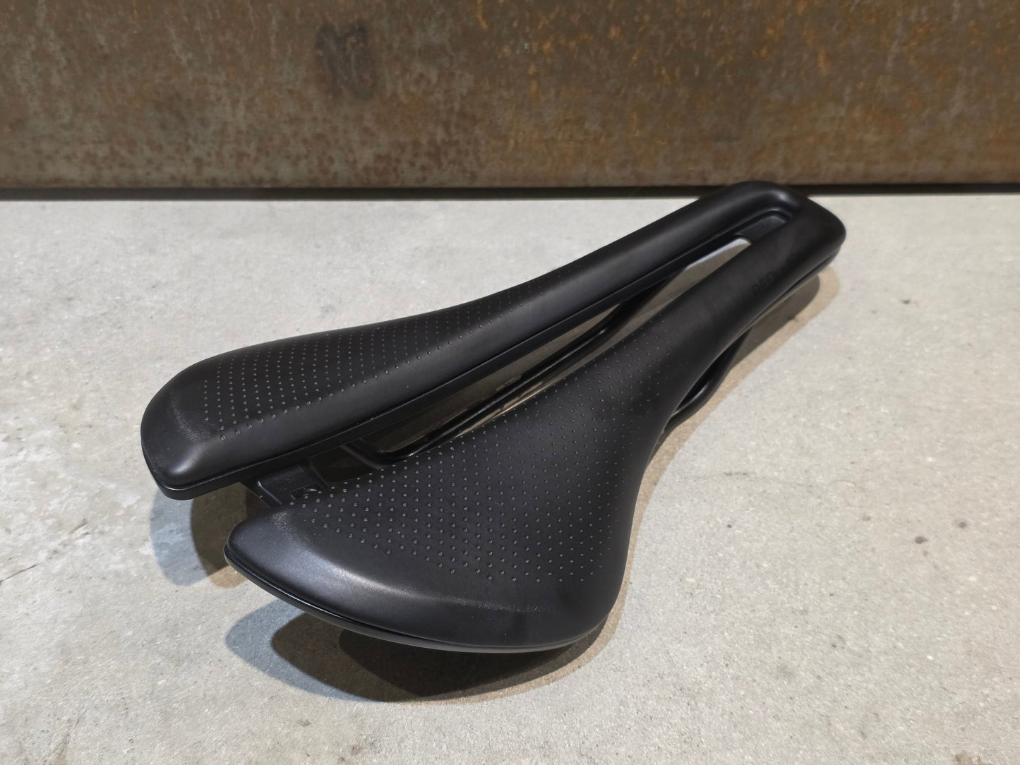 Sattel von Bontrager, BONTRAGER AEOLUS ELITE SATTEL 145MM vor USEDBIKES - OB.DE Hintergrund