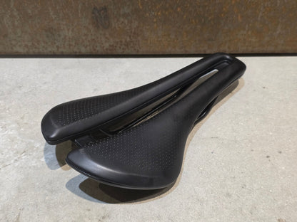 Sattel von Bontrager, BONTRAGER AEOLUS ELITE SATTEL 145MM vor USEDBIKES - OB.DE Hintergrund