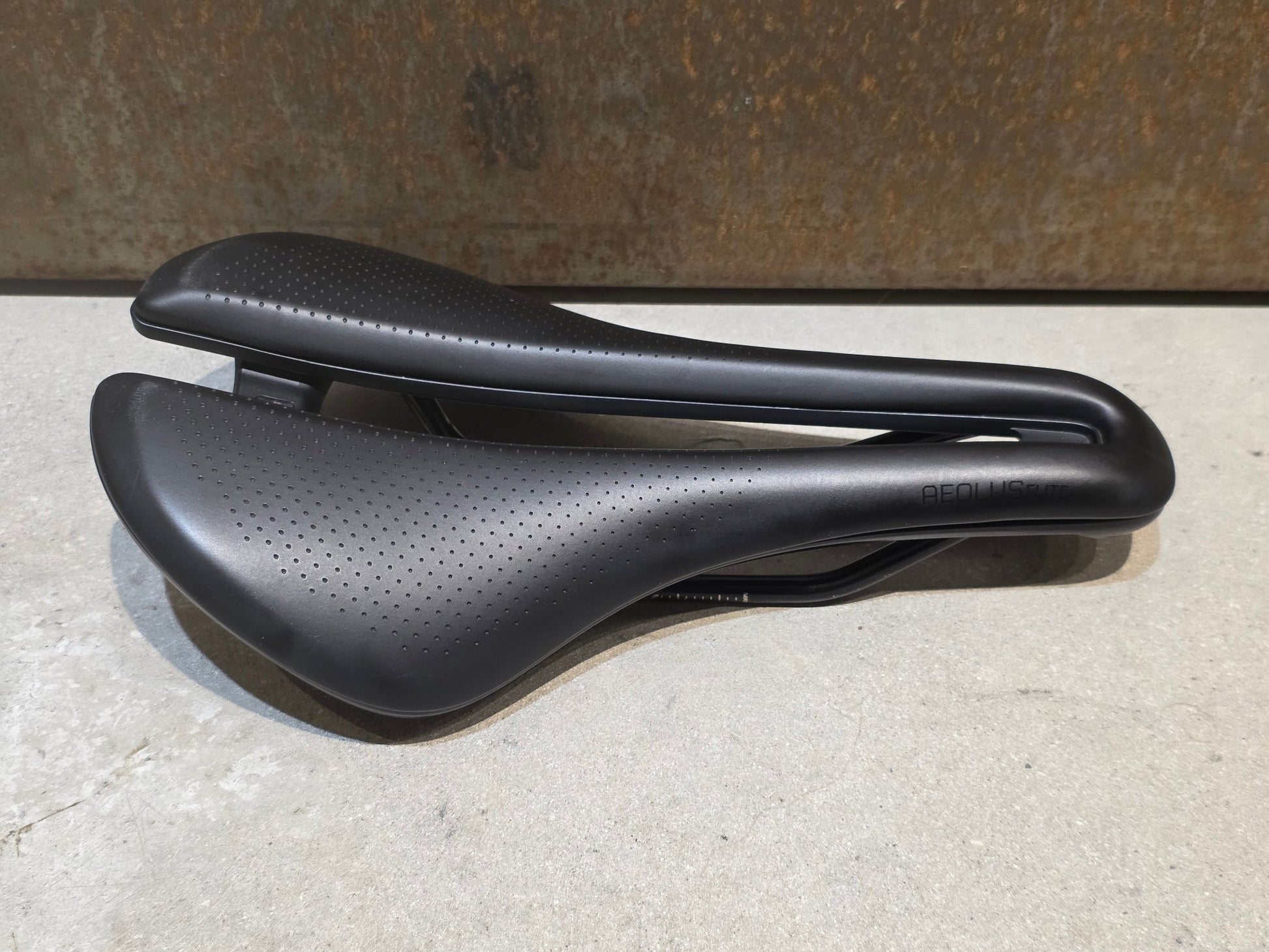 Sattel von Bontrager, BONTRAGER AEOLUS ELITE SATTEL 145MM vor USEDBIKES - OB.DE Hintergrund