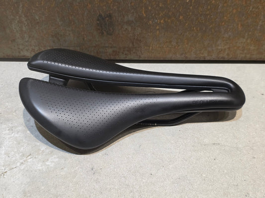 Sattel von Bontrager, BONTRAGER AEOLUS ELITE SATTEL 145MM vor USEDBIKES - OB.DE Hintergrund