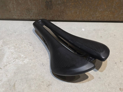 Sattel von Bontrager, BONTRAGER AEOLUS ELITE SATTEL 145MM vor USEDBIKES - OB.DE Hintergrund