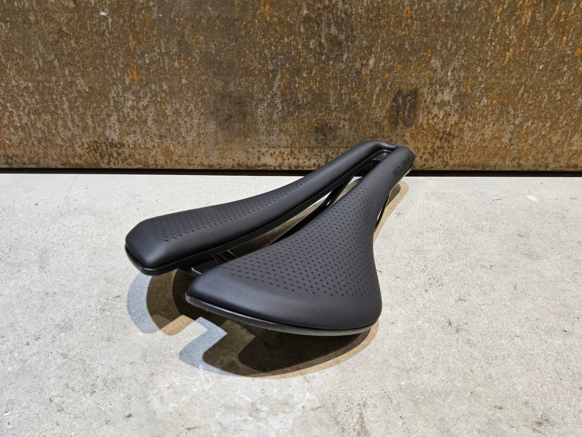 Sattel von Bontrager, BONTRAGER AEOLUS ELITE SATTEL 145MM vor USEDBIKES - OB.DE Hintergrund