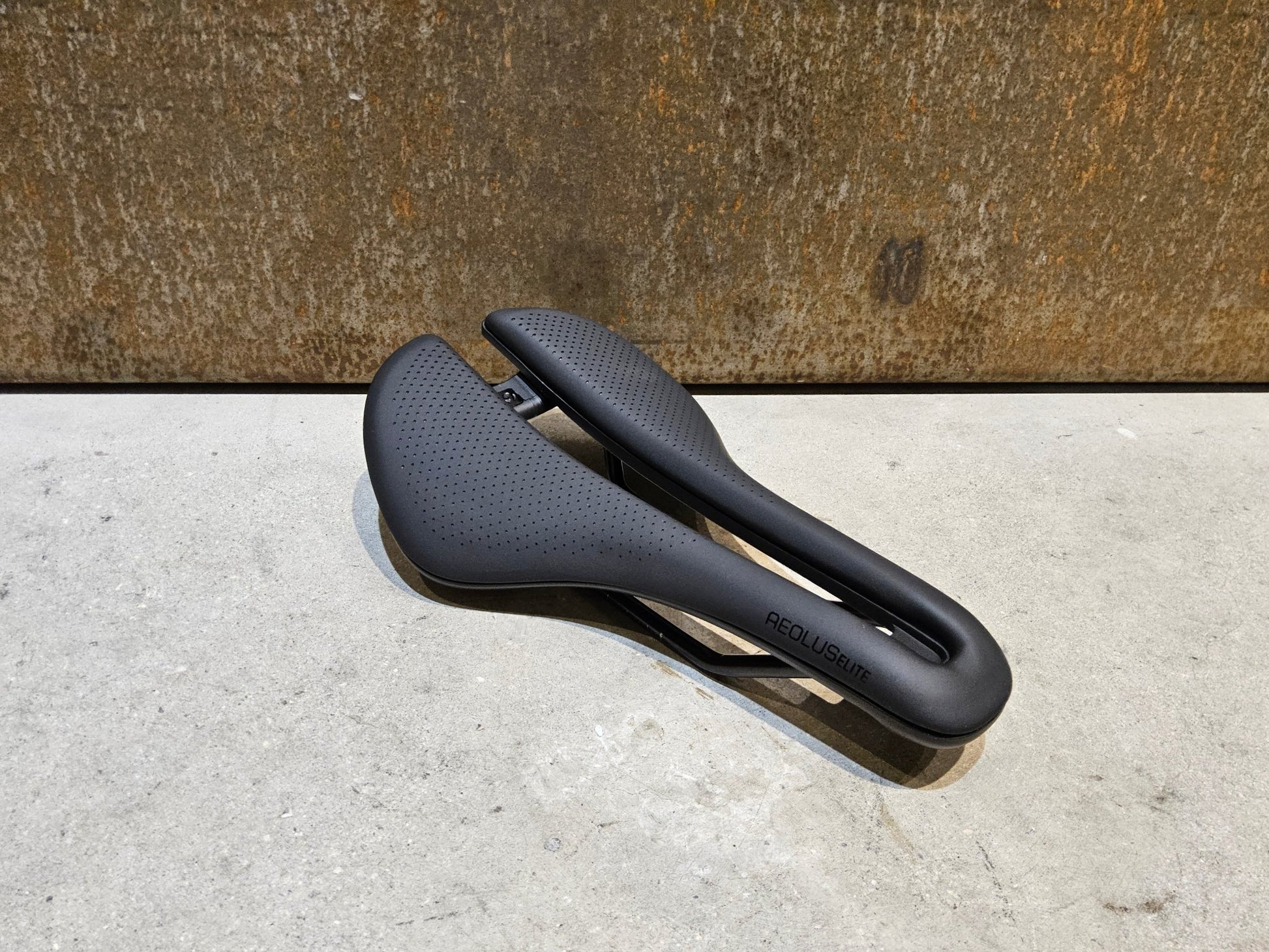 Sattel von Bontrager, BONTRAGER AEOLUS ELITE SATTEL 145MM vor USEDBIKES - OB.DE Hintergrund