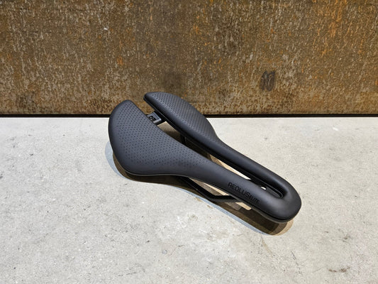 Sattel von Bontrager, BONTRAGER AEOLUS ELITE SATTEL 145MM vor USEDBIKES - OB.DE Hintergrund