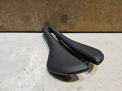 Sattel von Bontrager, BONTRAGER AEOLUS ELITE SATTEL 145MM vor USEDBIKES - OB.DE Hintergrund