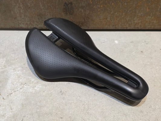 Sattel von Bontrager, BONTRAGER AEOLUS ELITE SATTEL 145MM vor USEDBIKES - OB.DE Hintergrund