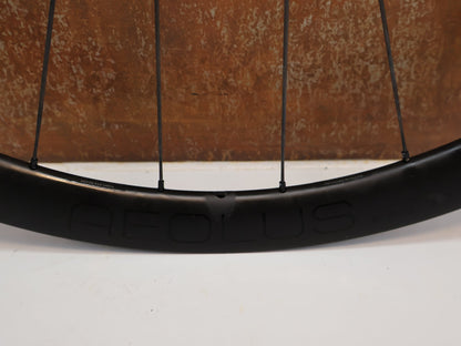 Laufrad/Laufradsatz von Bontrager, BONTRAGER AEOLUS PRO 37 TLR DISC / CARBON LAUFRADSATZ / SHIMANO HG / 1505G vor USEDBIKES - OB.DE Hintergrund