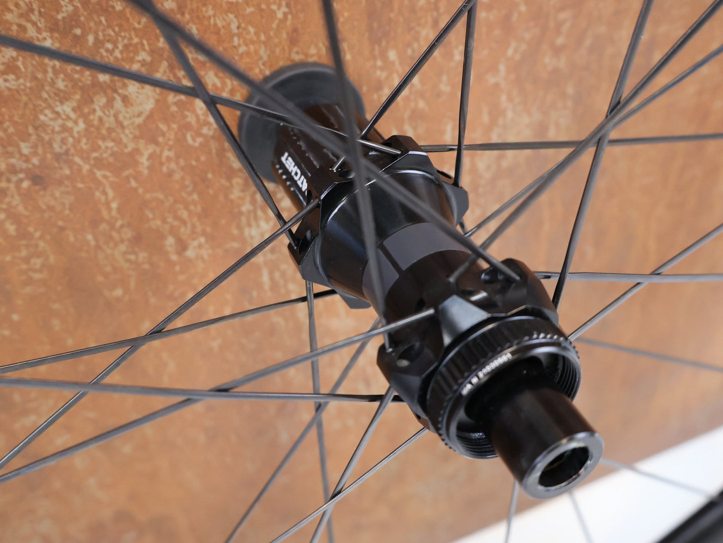 Laufrad/Laufradsatz von Bontrager, BONTRAGER AEOLUS PRO 37 TLR DISC / CARBON LAUFRADSATZ / SHIMANO HG / 1505G vor USEDBIKES - OB.DE Hintergrund