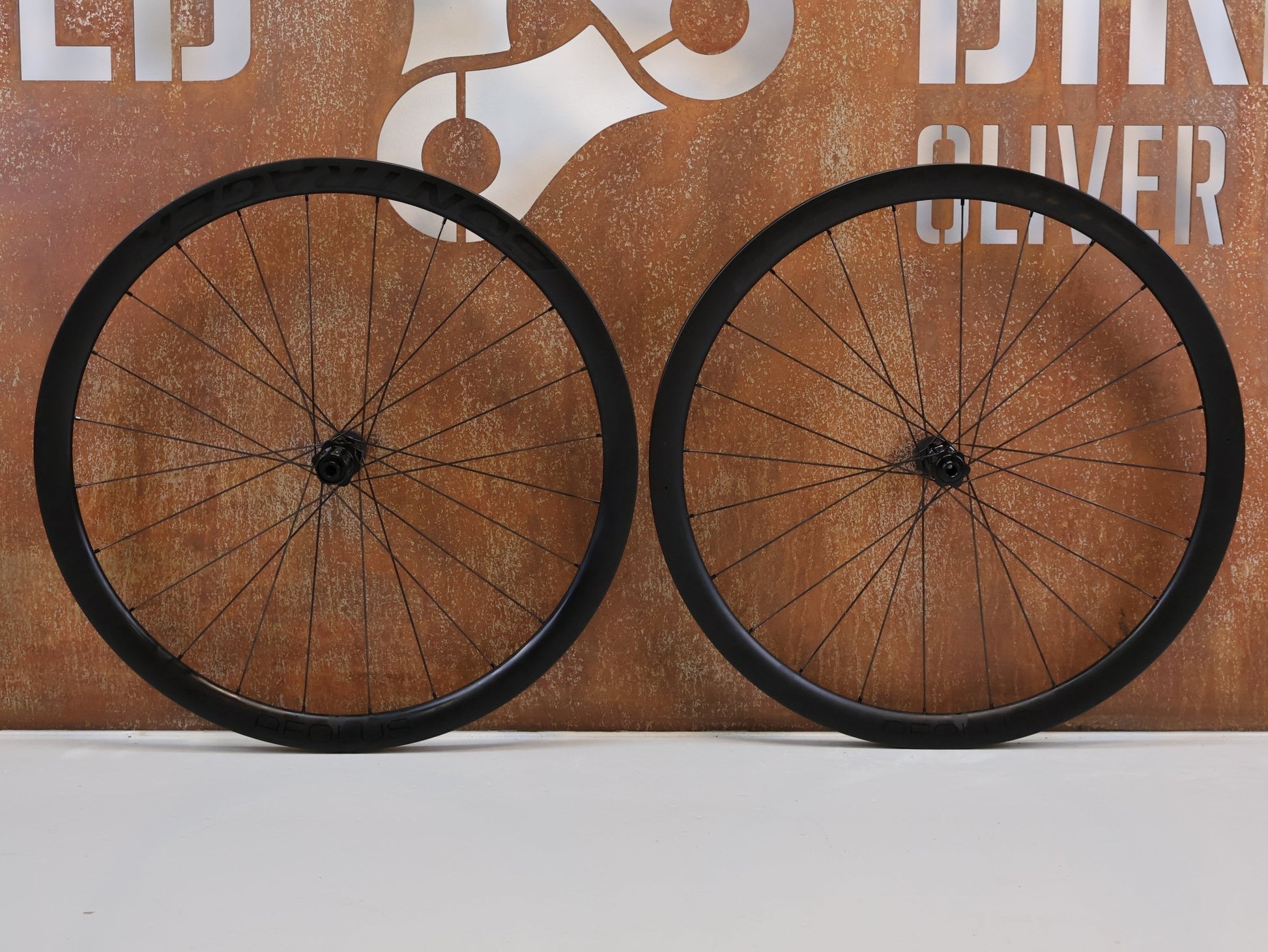 Laufrad/Laufradsatz von Bontrager, BONTRAGER AEOLUS PRO 37 TLR DISC / CARBON LAUFRADSATZ / SHIMANO HG / 1505G vor USEDBIKES - OB.DE Hintergrund
