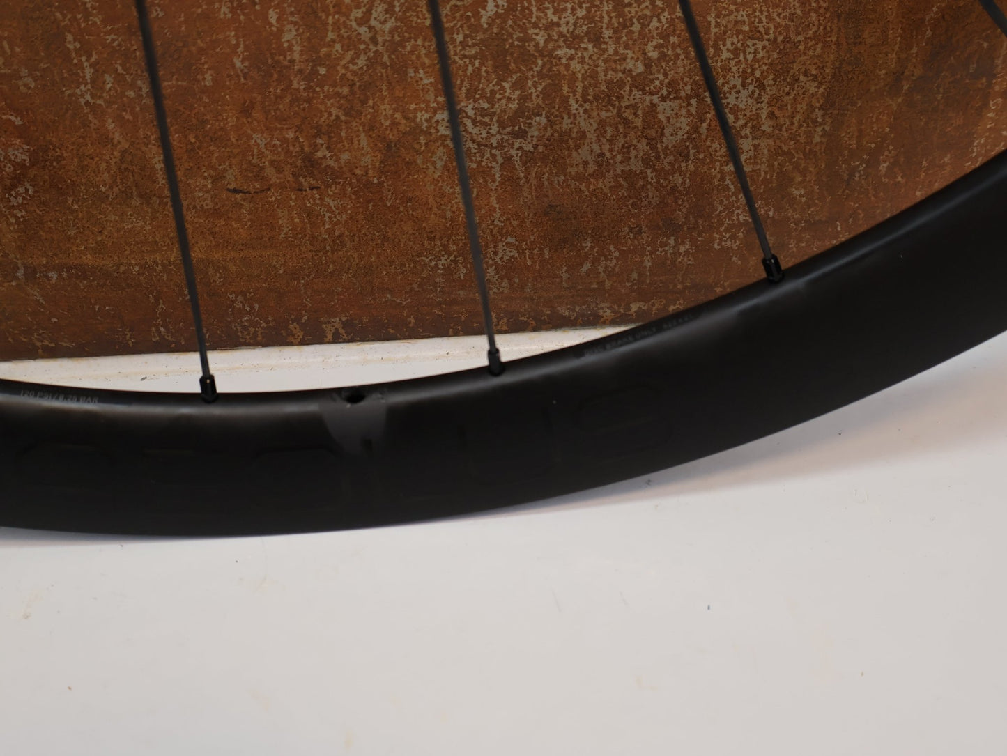 Laufrad/Laufradsatz von Bontrager, BONTRAGER AEOLUS PRO 37 TLR DISC / CARBON LAUFRADSATZ / SHIMANO HG / 1505G vor USEDBIKES - OB.DE Hintergrund