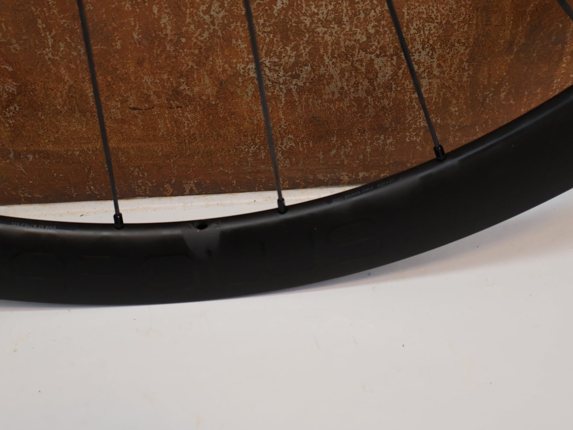 Laufrad/Laufradsatz von Bontrager, BONTRAGER AEOLUS PRO 37 TLR DISC / CARBON LAUFRADSATZ / SHIMANO HG / 1505G vor USEDBIKES - OB.DE Hintergrund
