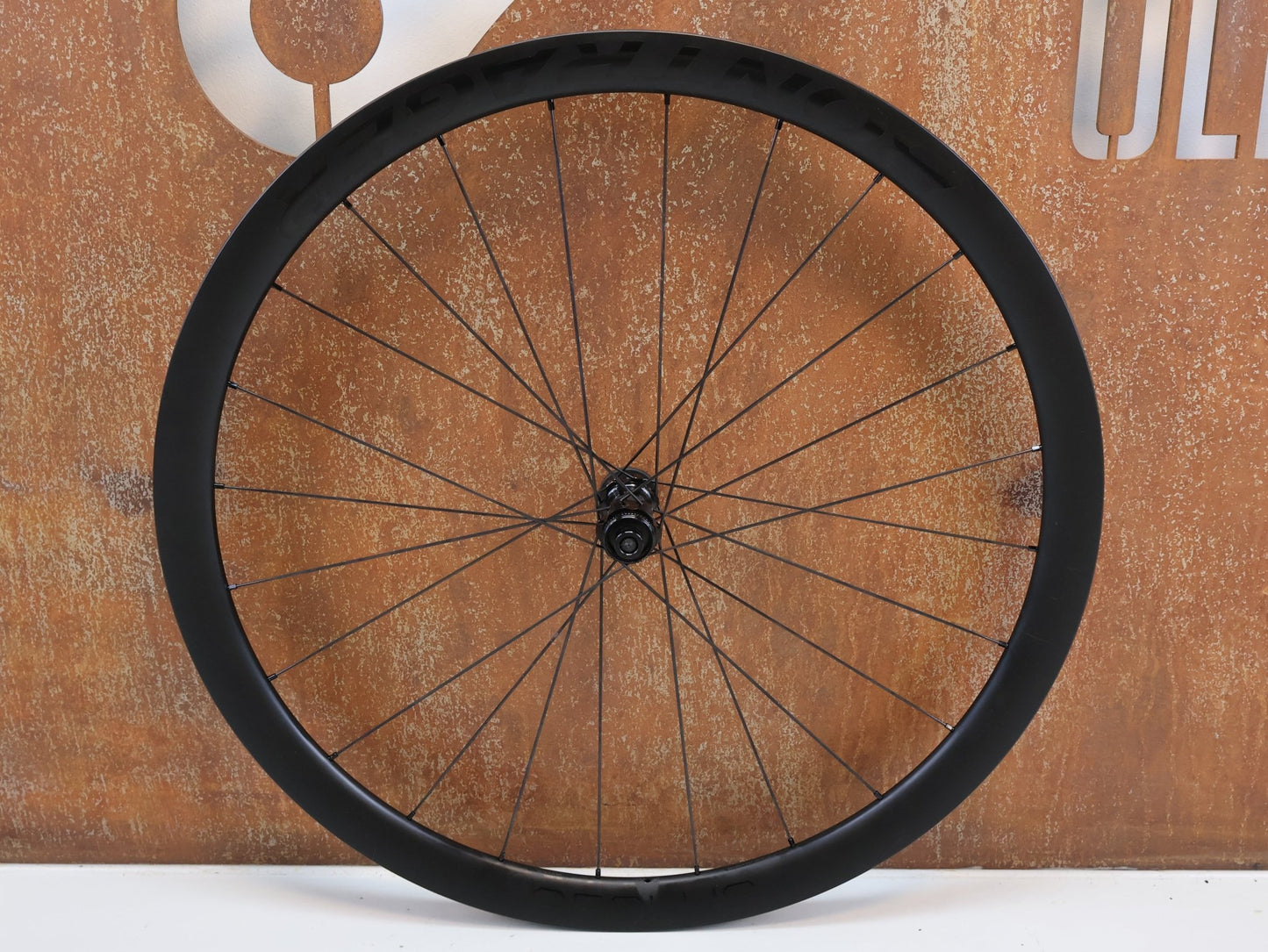 Laufrad/Laufradsatz von Bontrager, BONTRAGER AEOLUS PRO 37 TLR DISC / CARBON LAUFRADSATZ / SHIMANO HG / 1505G vor USEDBIKES - OB.DE Hintergrund