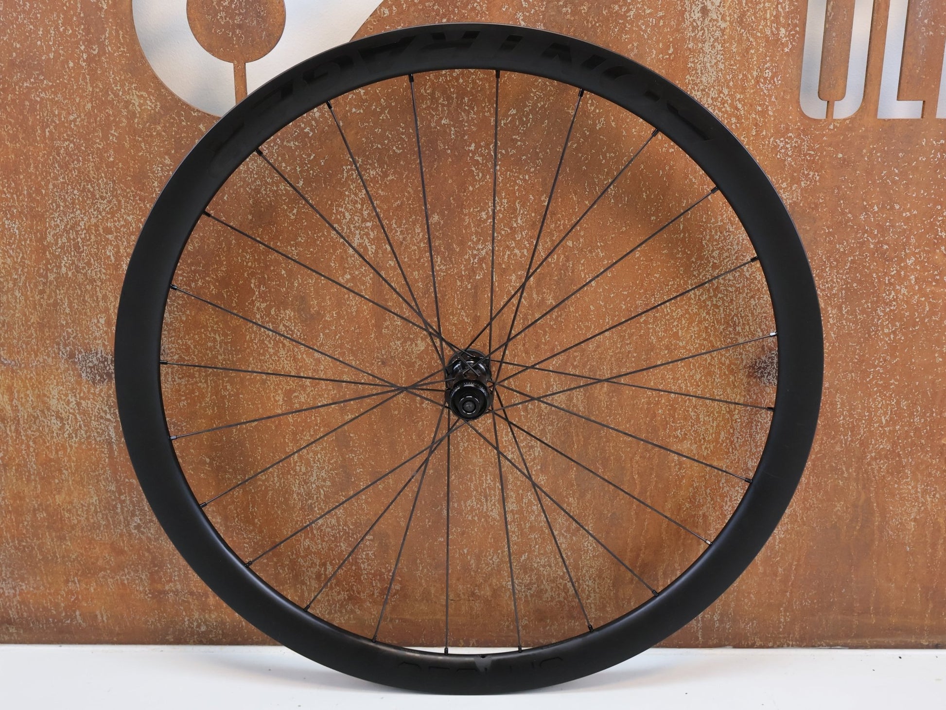 Laufrad/Laufradsatz von Bontrager, BONTRAGER AEOLUS PRO 37 TLR DISC / CARBON LAUFRADSATZ / SHIMANO HG / 1505G vor USEDBIKES - OB.DE Hintergrund