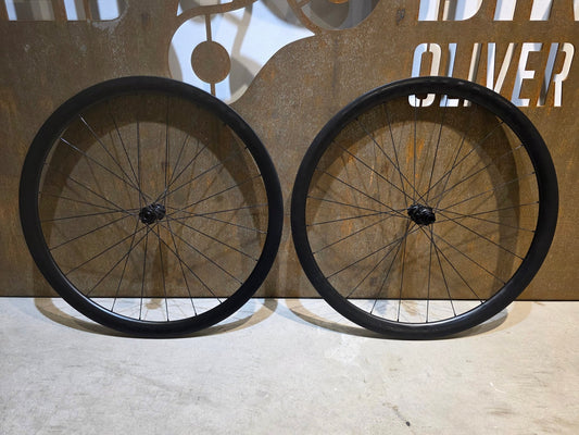 Laufrad/Laufradsatz von Bontrager, BONTRAGER AEOLUS PRO 37 TLR LAUFRADSATZ DISC vor USEDBIKES - OB.DE Hintergrund