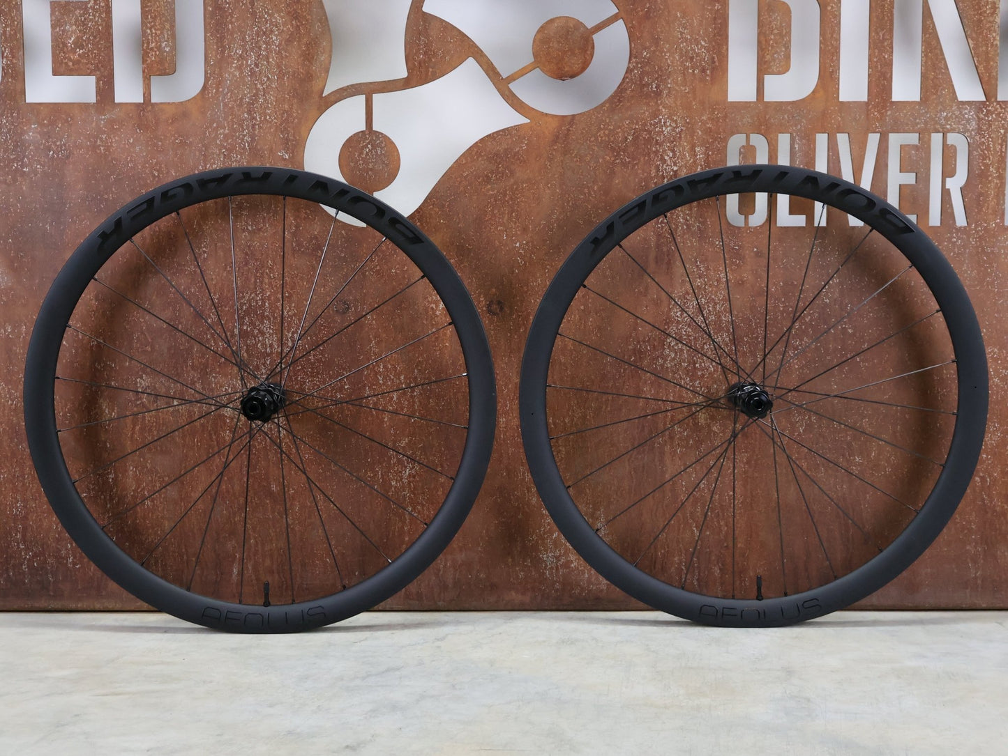 Laufrad/Laufradsatz von Bontrager, BONTRAGER AEOLUS PRO 37 TLR LAUFRADSATZ DISC vor USEDBIKES - OB.DE Hintergrund