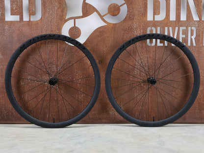 Laufrad/Laufradsatz von Bontrager, BONTRAGER AEOLUS PRO 37 TLR LAUFRADSATZ DISC vor USEDBIKES - OB.DE Hintergrund