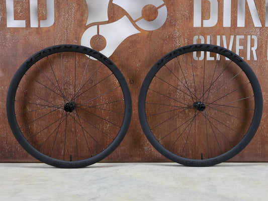 Laufrad/Laufradsatz von Bontrager, BONTRAGER AEOLUS PRO 37 TLR LAUFRADSATZ DISC vor USEDBIKES - OB.DE Hintergrund