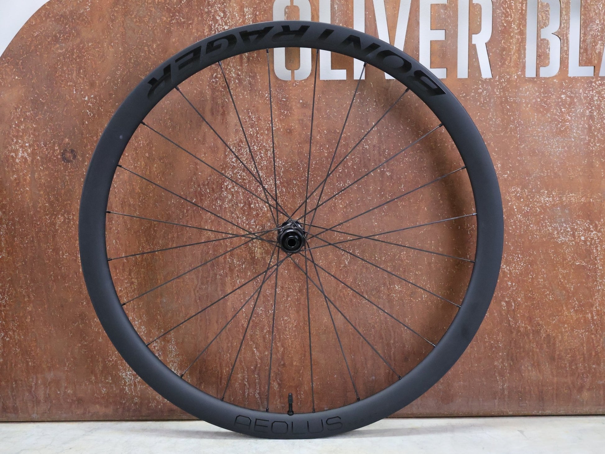 Laufrad/Laufradsatz von Bontrager, BONTRAGER AEOLUS PRO 37 TLR LAUFRADSATZ DISC vor USEDBIKES - OB.DE Hintergrund