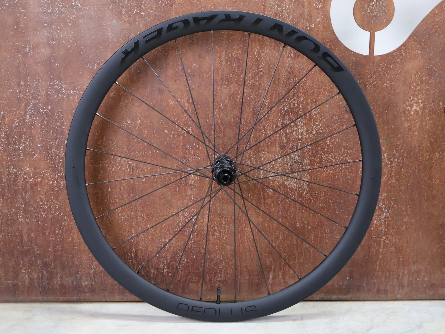 Laufrad/Laufradsatz von Bontrager, BONTRAGER AEOLUS PRO 37 TLR LAUFRADSATZ DISC vor USEDBIKES - OB.DE Hintergrund