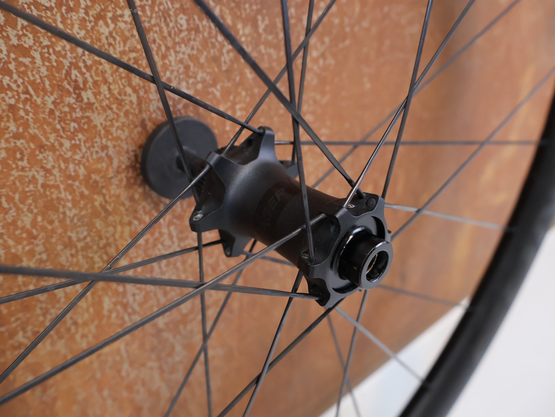 Laufrad/Laufradsatz von Bontrager, BONTRAGER AEOLUS PRO 3V CARBON LAUFRADSATZ / 25 MM INNENWEITE / RAPID DRIVE 108 / XDR vor USEDBIKES - OB.DE Hintergrund