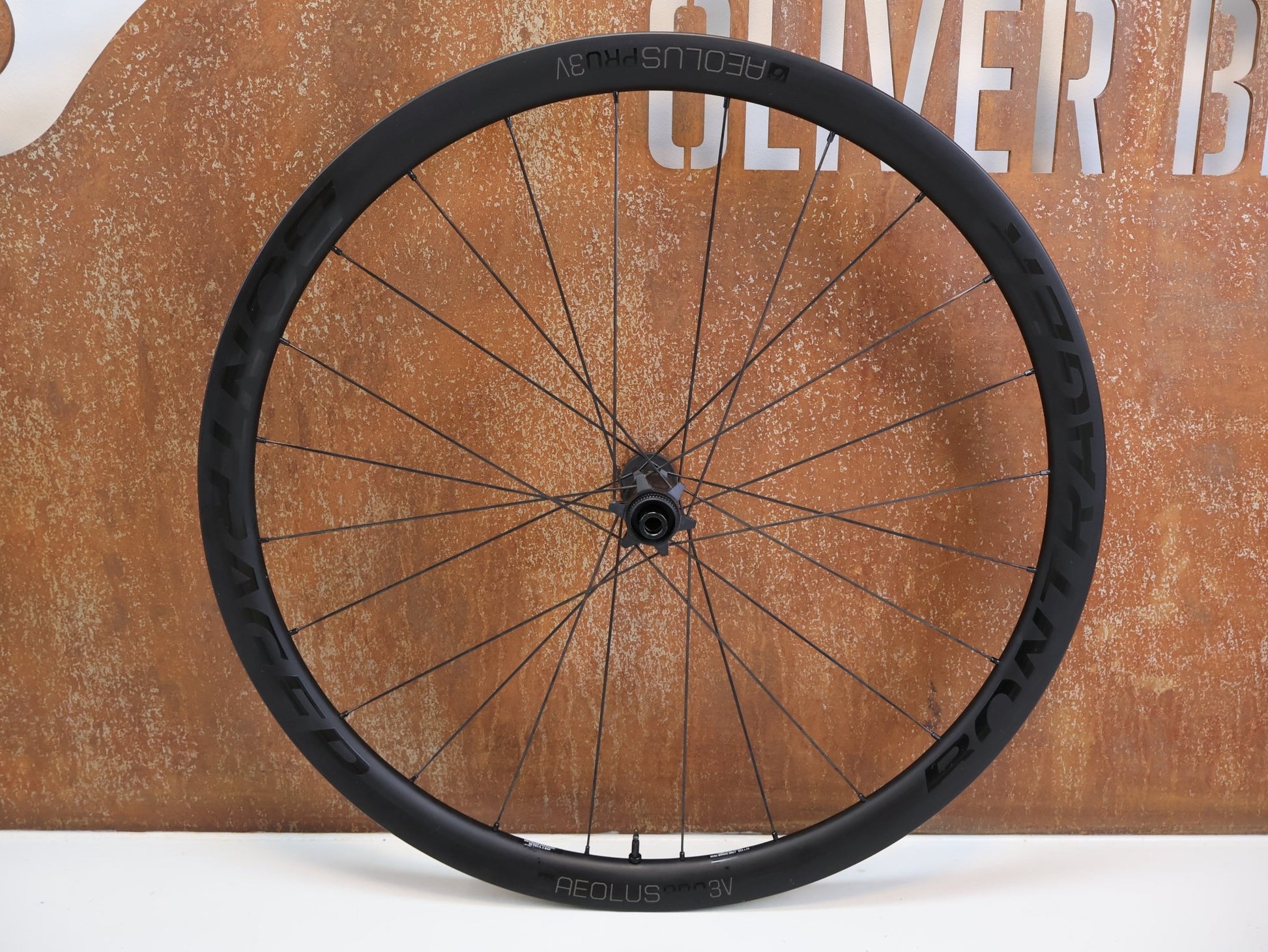 Laufrad/Laufradsatz von Bontrager, BONTRAGER AEOLUS PRO 3V CARBON LAUFRADSATZ / 25 MM INNENWEITE / RAPID DRIVE 108 / XDR vor USEDBIKES - OB.DE Hintergrund