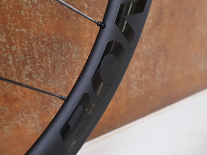 Laufrad/Laufradsatz von Bontrager, BONTRAGER AEOLUS PRO 3V CARBON LAUFRADSATZ XDR 25MM 1575G vor USEDBIKES-OB.DE Hintergrund