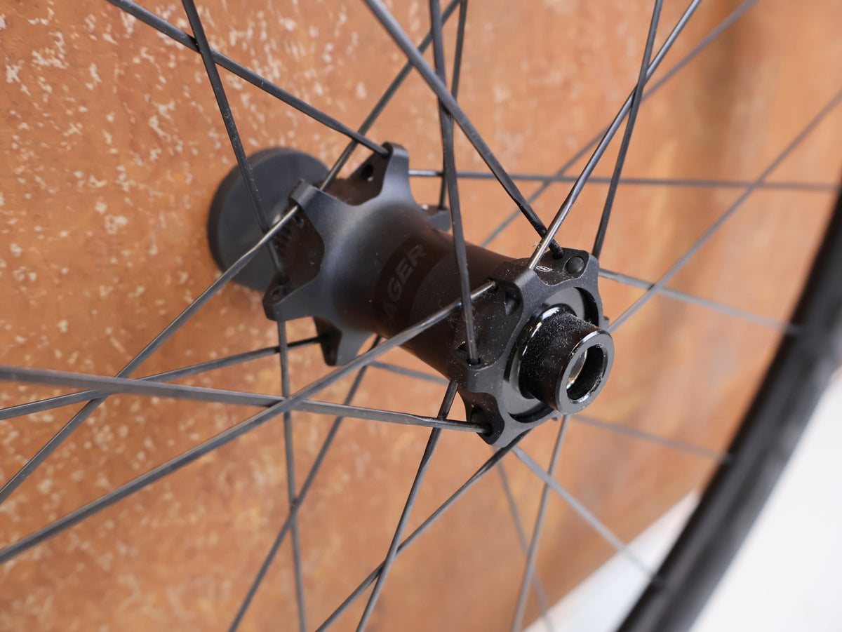 Laufrad/Laufradsatz von Bontrager, BONTRAGER AEOLUS PRO 3V CARBON LAUFRADSATZ XDR 25MM 1575G vor USEDBIKES-OB.DE Hintergrund
